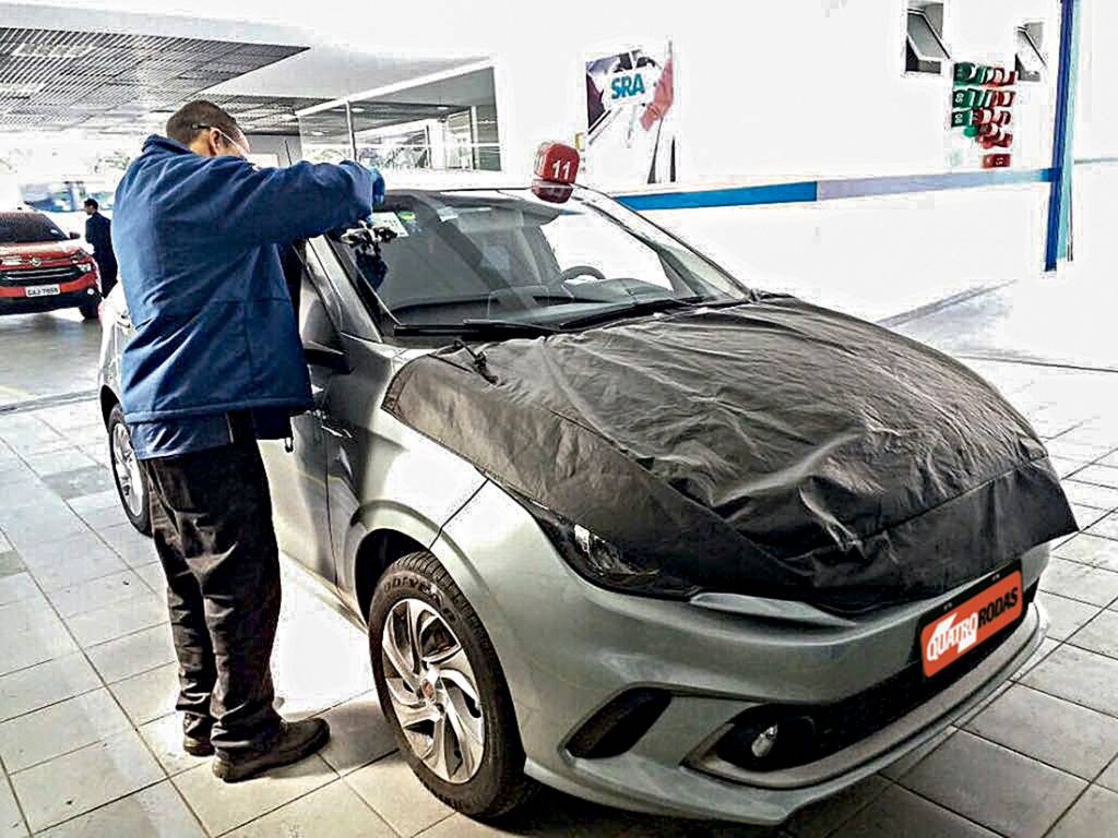 Fiat Argo passando por reparo no para-brisa