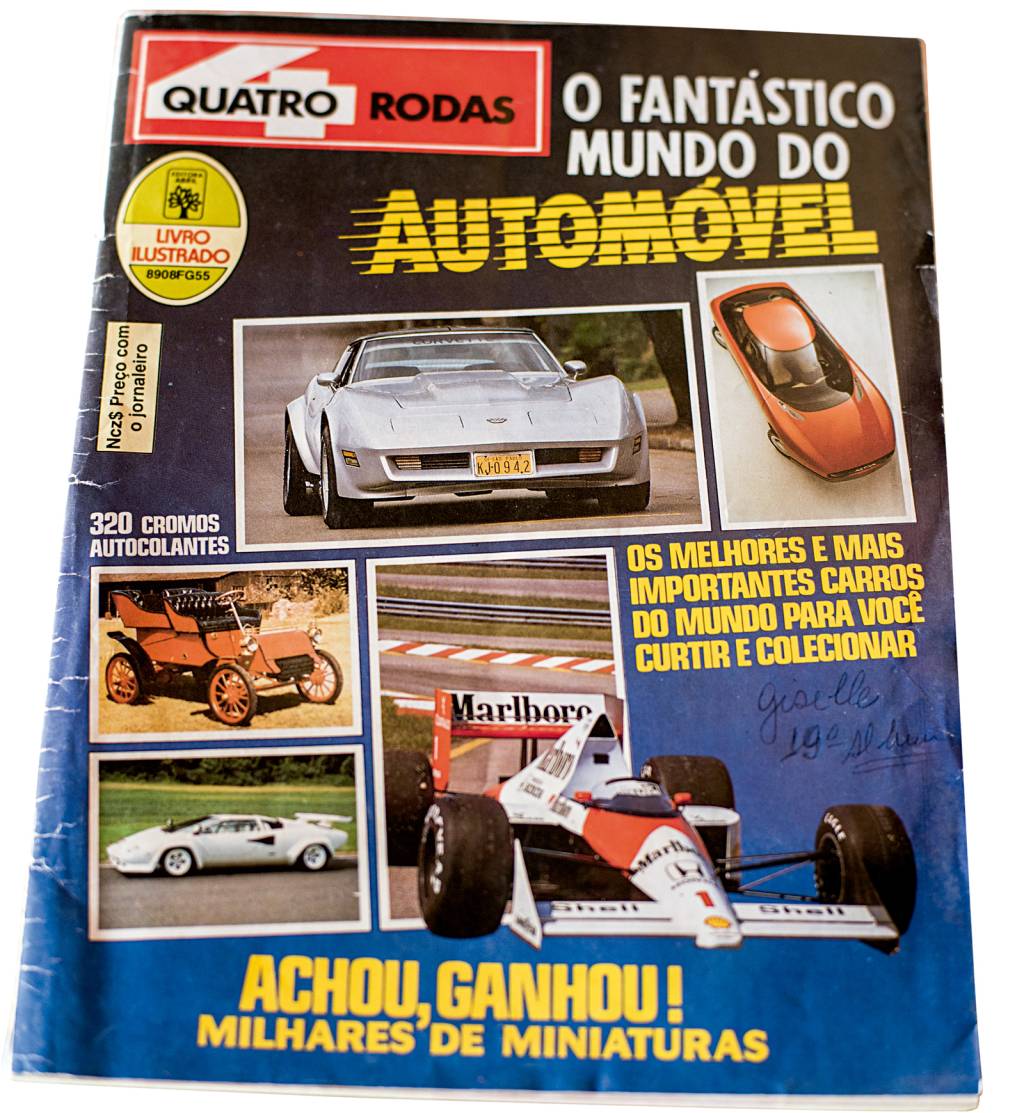 O raro álbum de figurinhas, de 1989, foi comprado completo. Trazia modelos da época e futurísticos