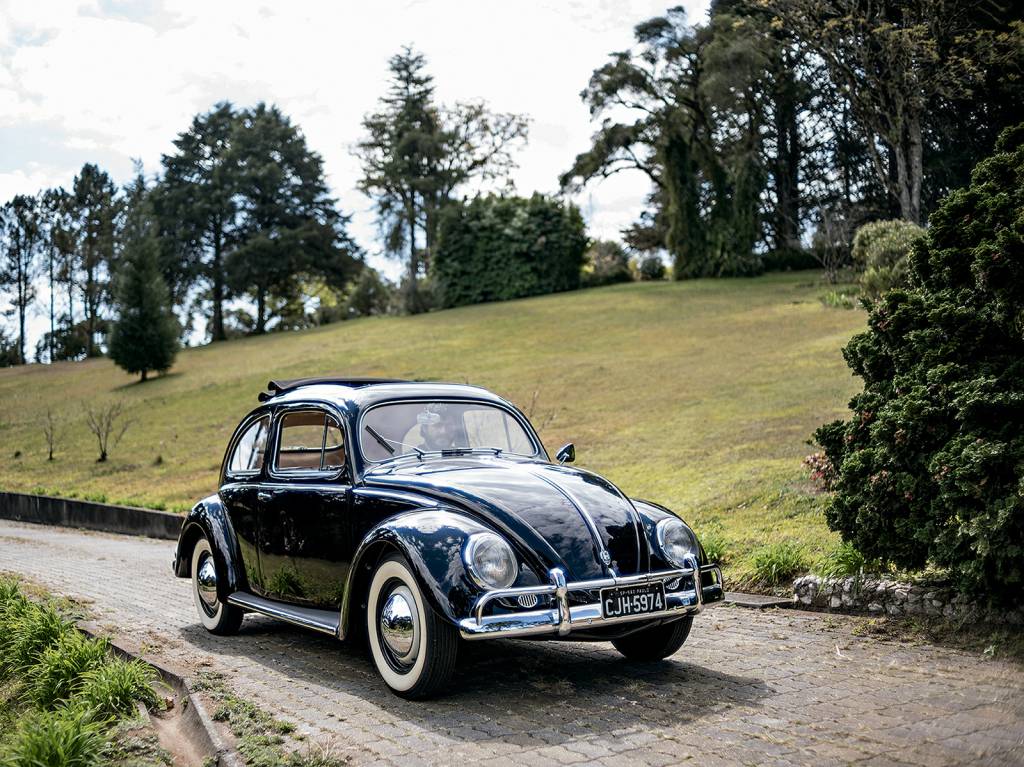 O modelo alemão 1956 possui teto solar de fábrica