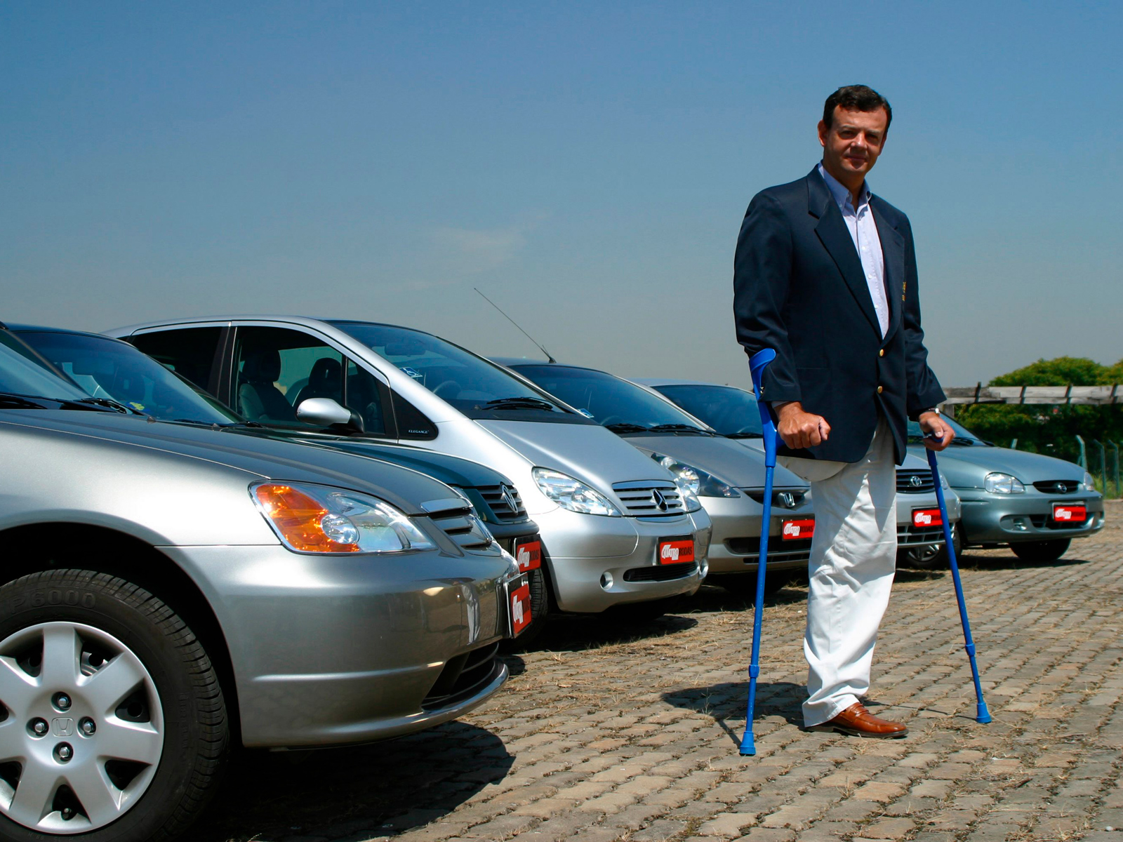 Lars Grael, iatista, testando seis automóveis adaptados para deficientes físicos em 2012