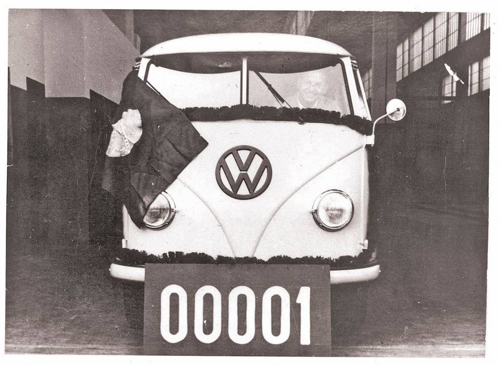 Primeira Kombi, da Volkswagen, produzida no Brasil.
