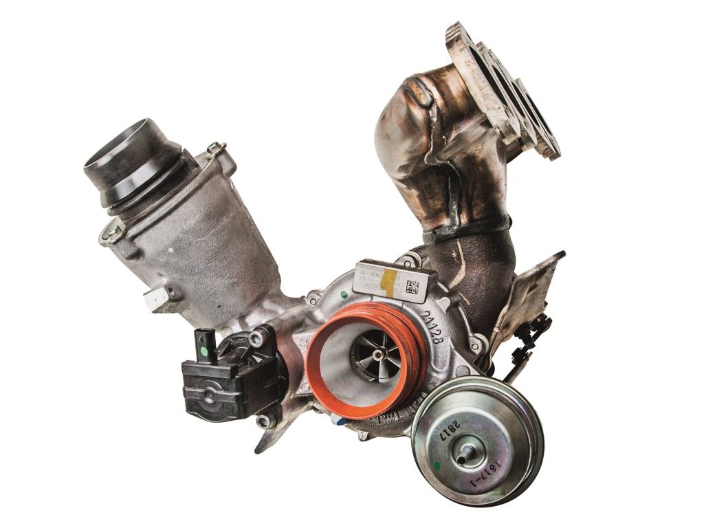 Conjunto de turbo, coletor de escape e duto de admissão de um Mercedes A200. Nova tecnologia multiplicaria estes componentes