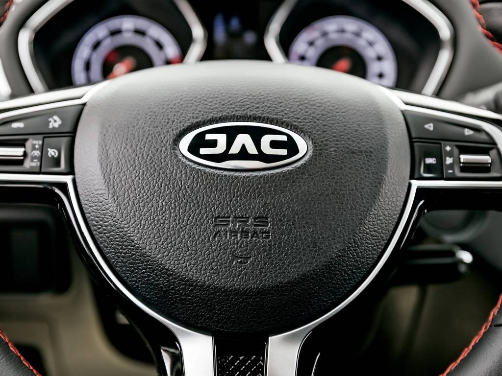 O volante ostenta o novo logotipo da JAC