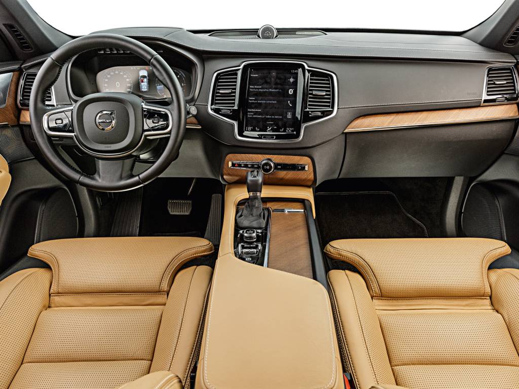 Painel do XC90 tem couro e madeira