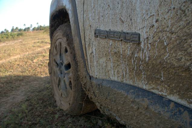 Um autêntico off-road é um off-road enlameado Um autêntico off-road é um off-road enlameado