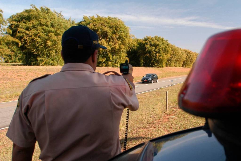 Policial com pistola medidora de velocidade 