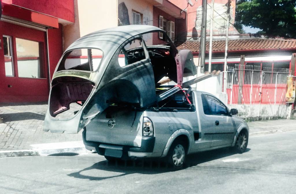 Chevrolet Montana transportando Fusca