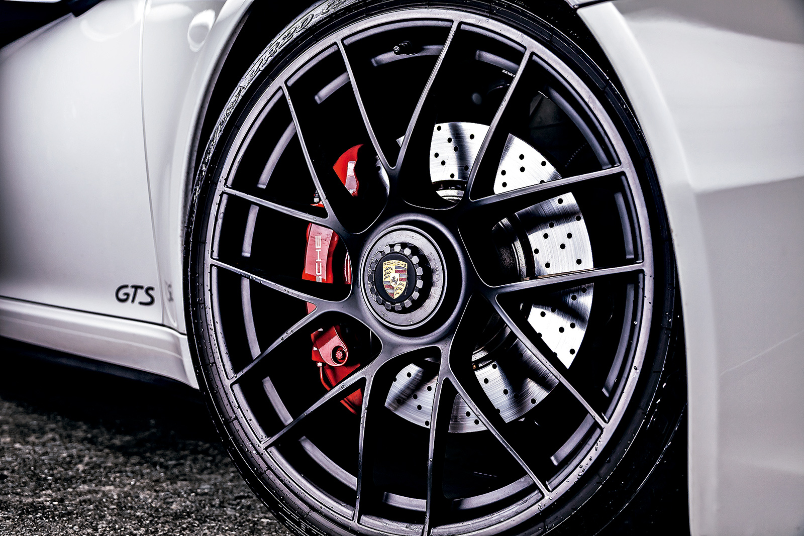 Os pneus foram feitos pela Pirelli apenas para o GTS