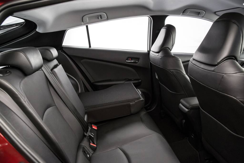 Prius tem espaço interno compatível ao do Corolla