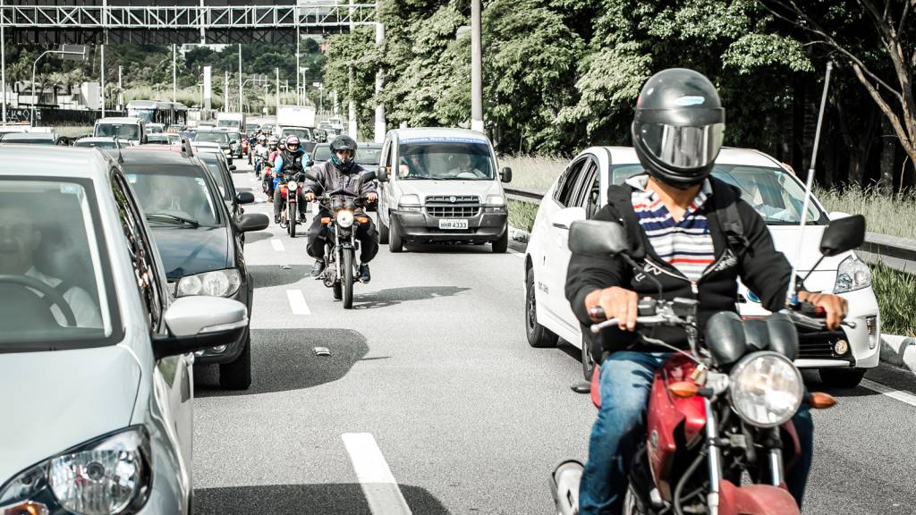 O trânsito de motos entre veículos parados é uma realidade