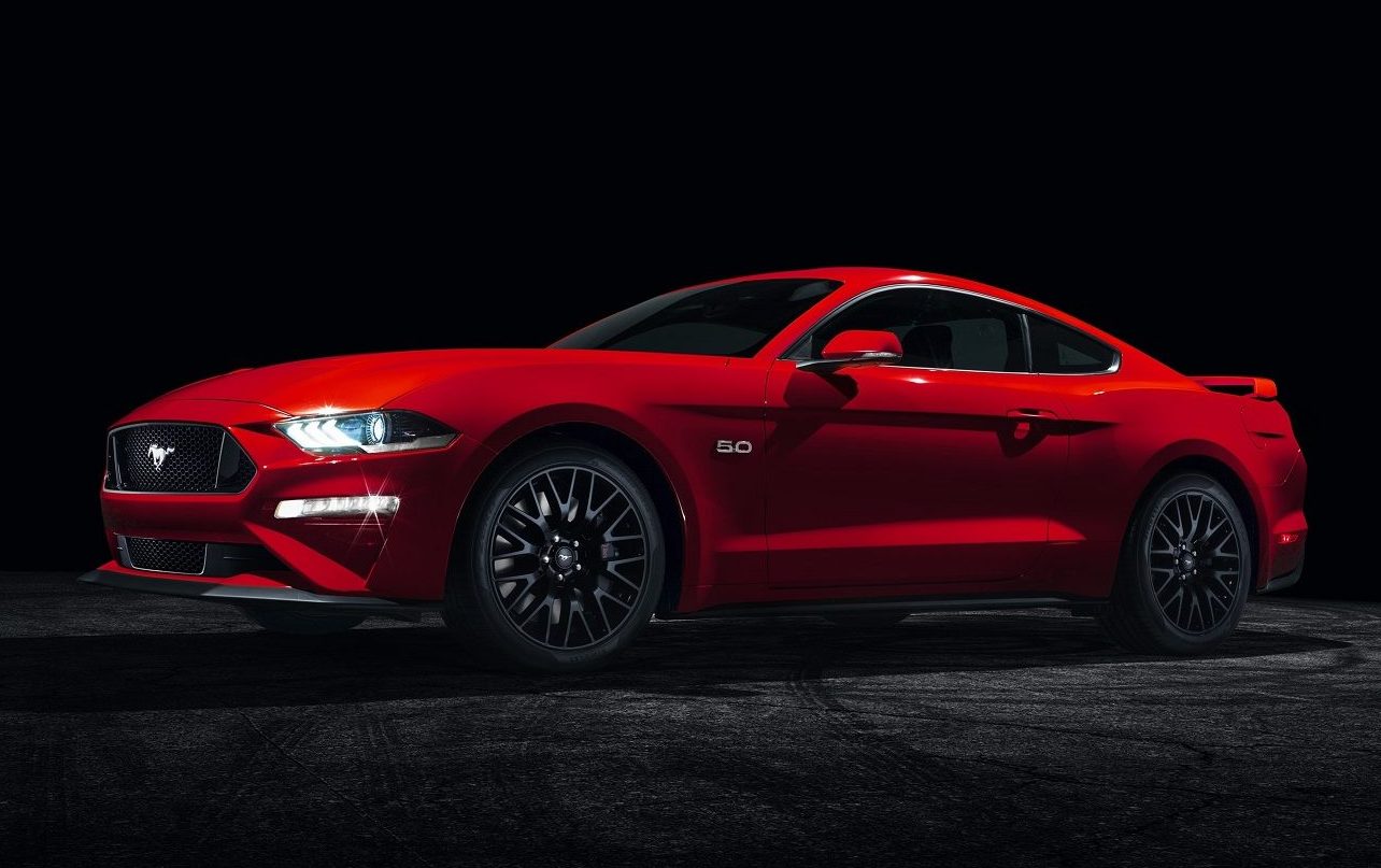 Teste comparativo: Ford Mustang e Chevrolet Camaro duelam no último  encontro dos clássicos V8