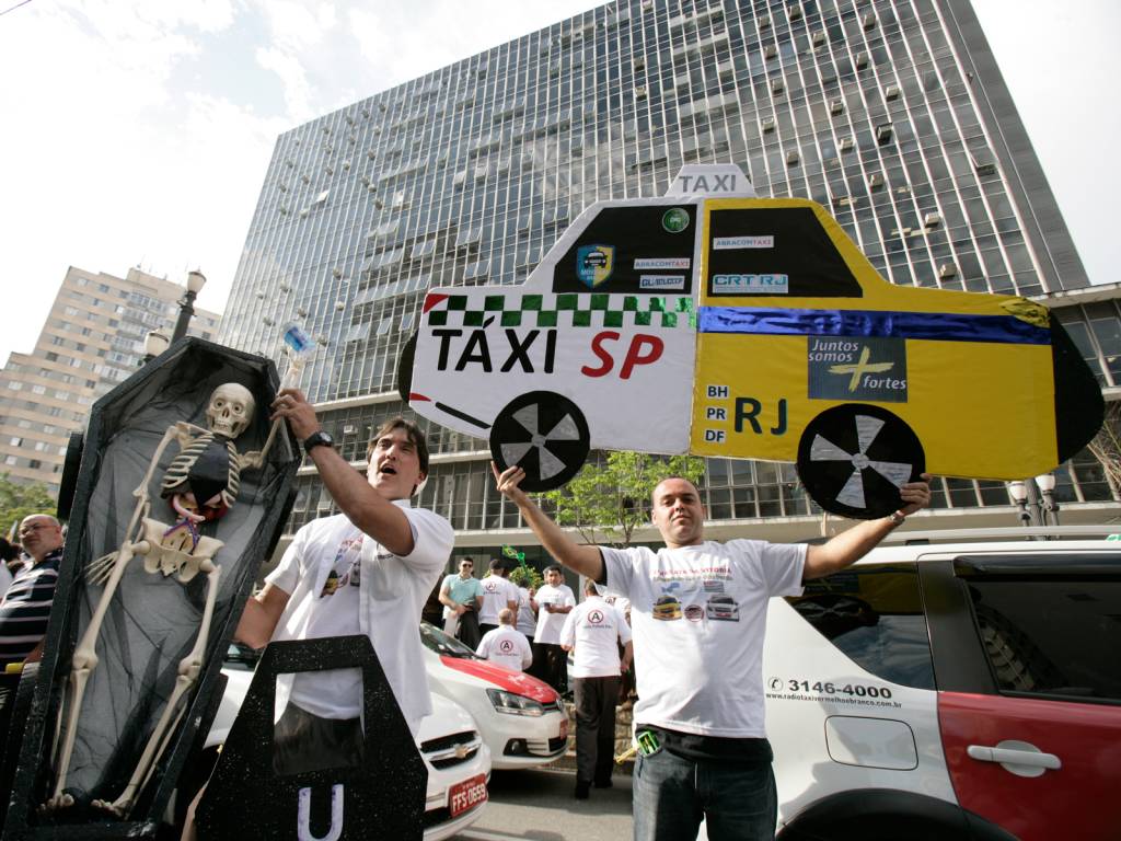 Manifestação de taxistas em frente a Câmara Municipal de São Paulo, durante a votação para a legalização do Uber