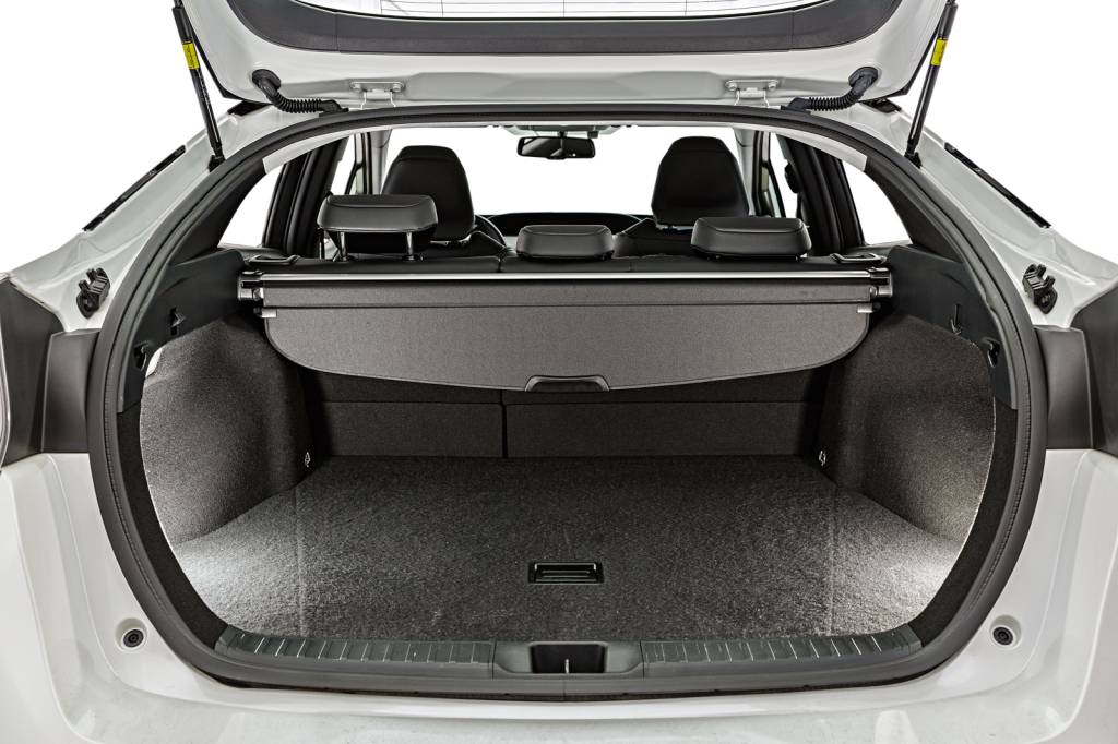 Porta-malas do Prius, de 412 litros, tem vidro integrado à tampa