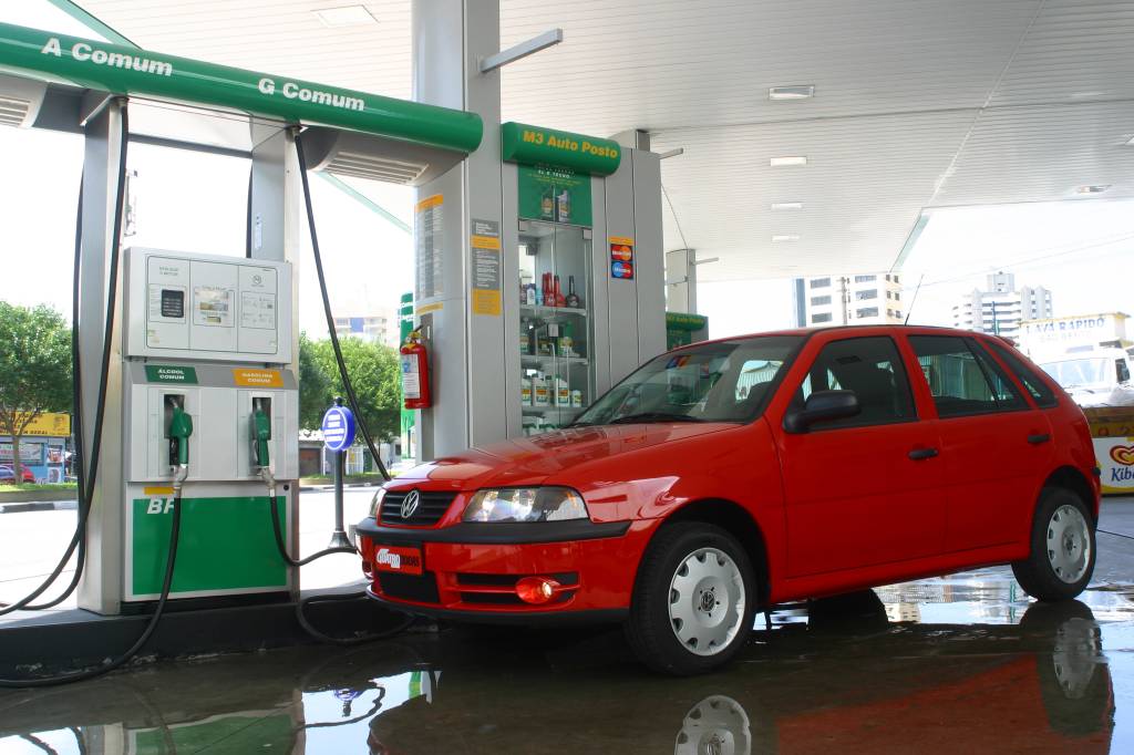 Gol Total Flex, modelo da Volkswagem em teste para a Revista Quatro Rodas. Gol Total Flex, lançado em 2003 com motor 1.6