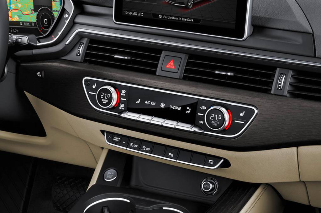 O sensor à esquerda (no alto) do display do ar-condicionado do Audi A4 confere se o start-stop deve desligar o motor naquele momento ou não