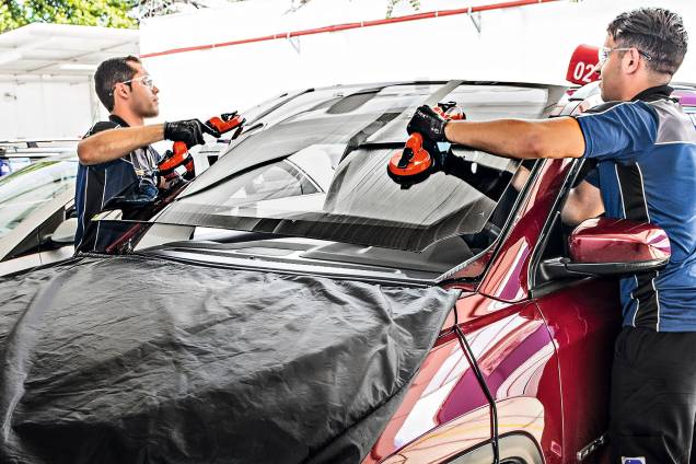 A nova peça toca a cola por completo de uma só vez A nova peça toca a cola por completo de uma só vez