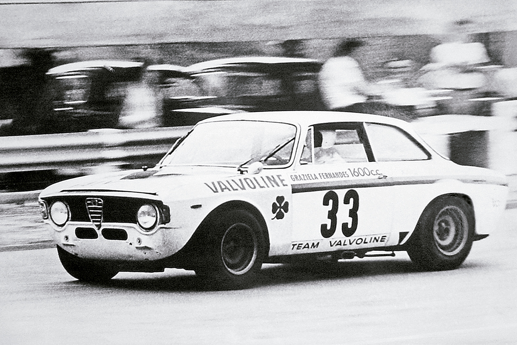 O Alfa Romeo GTA, com que disputou as Mil Milhas, foi preparado na Itália