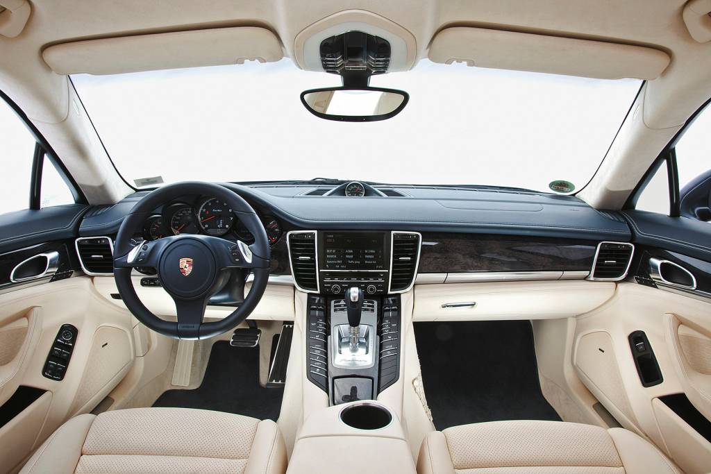Grandes Comparativos: Porsche Panamera x Phenom 100 Grandes Comparativos: Porsche Panamera x Phenom 100