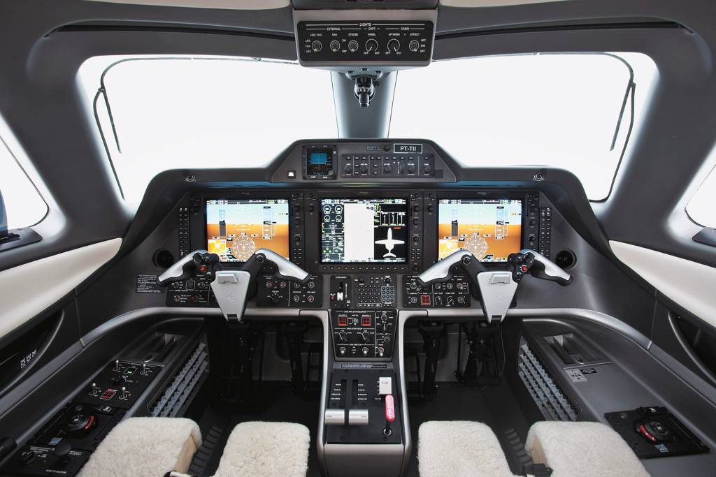 Já o cockpit do Phenom contava com 251 botões