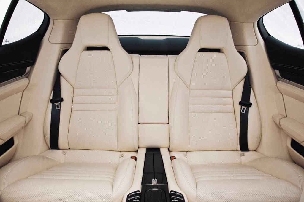 Grandes Comparativos: Porsche Panamera x Phenom 100 Grandes Comparativos: Porsche Panamera x Phenom 100