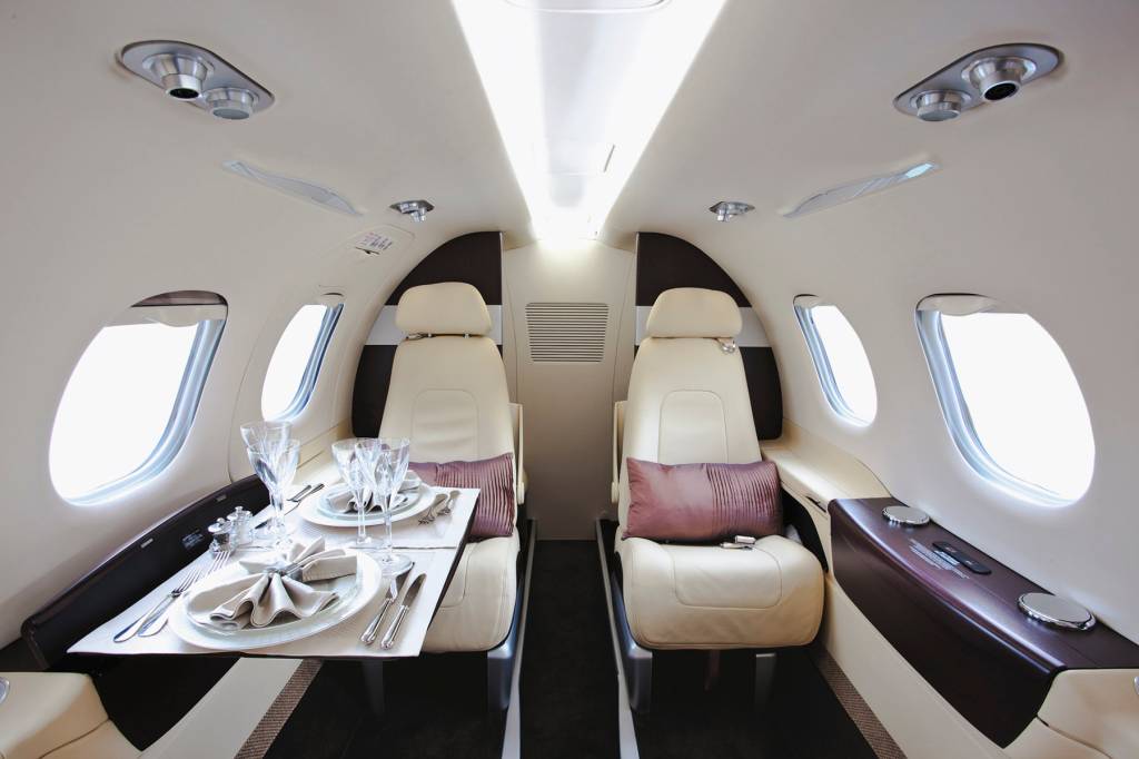 Grandes Comparativos: Porsche Panamera x Phenom 100 Grandes Comparativos: Porsche Panamera x Phenom 100