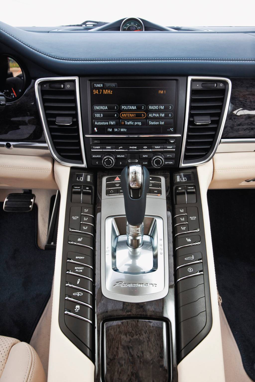 Grandes Comparativos: Porsche Panamera x Phenom 100 Grandes Comparativos: Porsche Panamera x Phenom 100