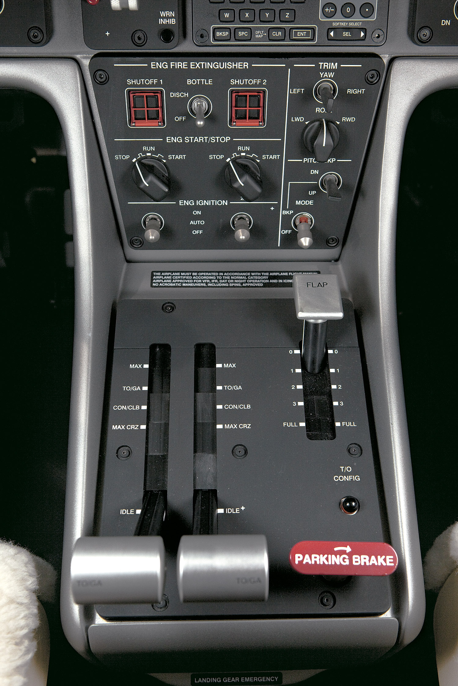 Alavancas de controle dos motores e dos flaps na central do Phenom 100