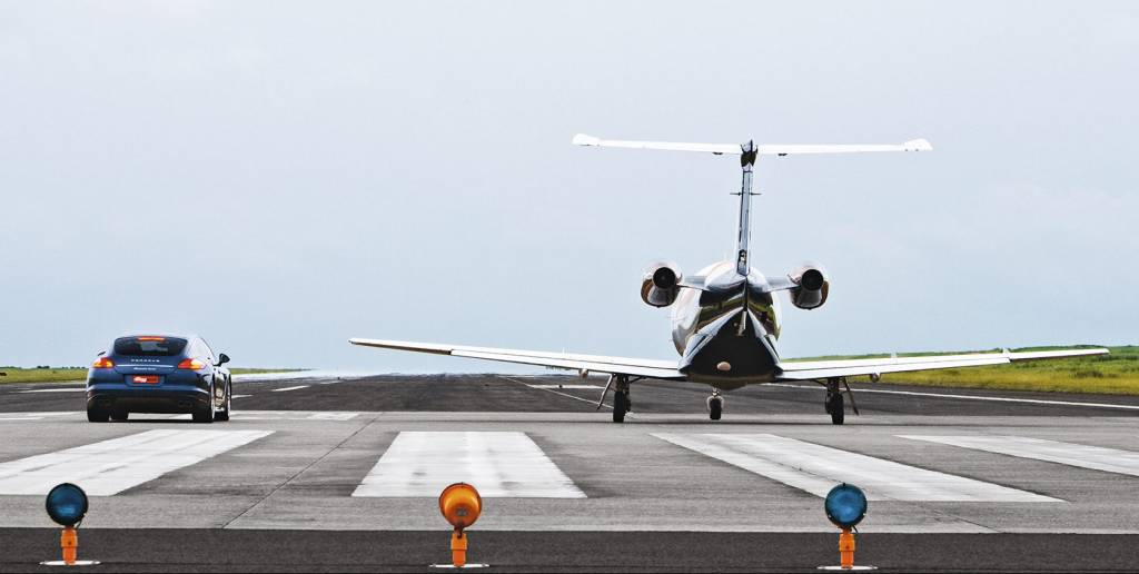 Grandes Comparativos: Porsche Panamera x Phenom 100 Grandes Comparativos: Porsche Panamera x Phenom 100