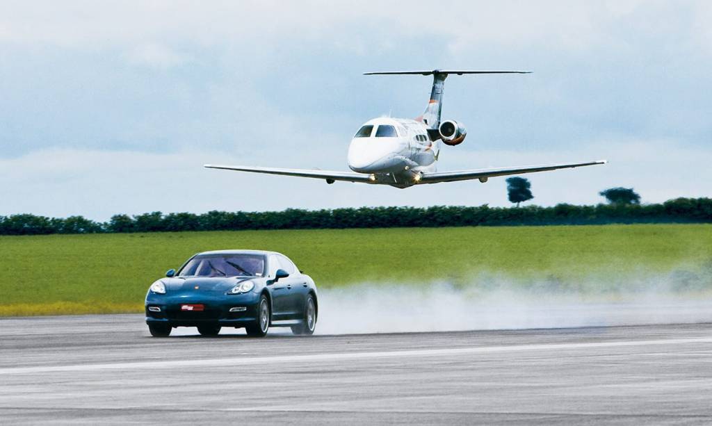 No 0 a 100 km/h, o Porsche é mais rápido que o avião