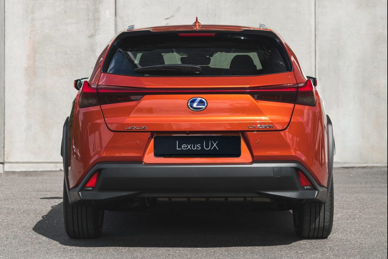 Lexus UX 250H_E Four_Blazing Carnelian Contras_Luxury5