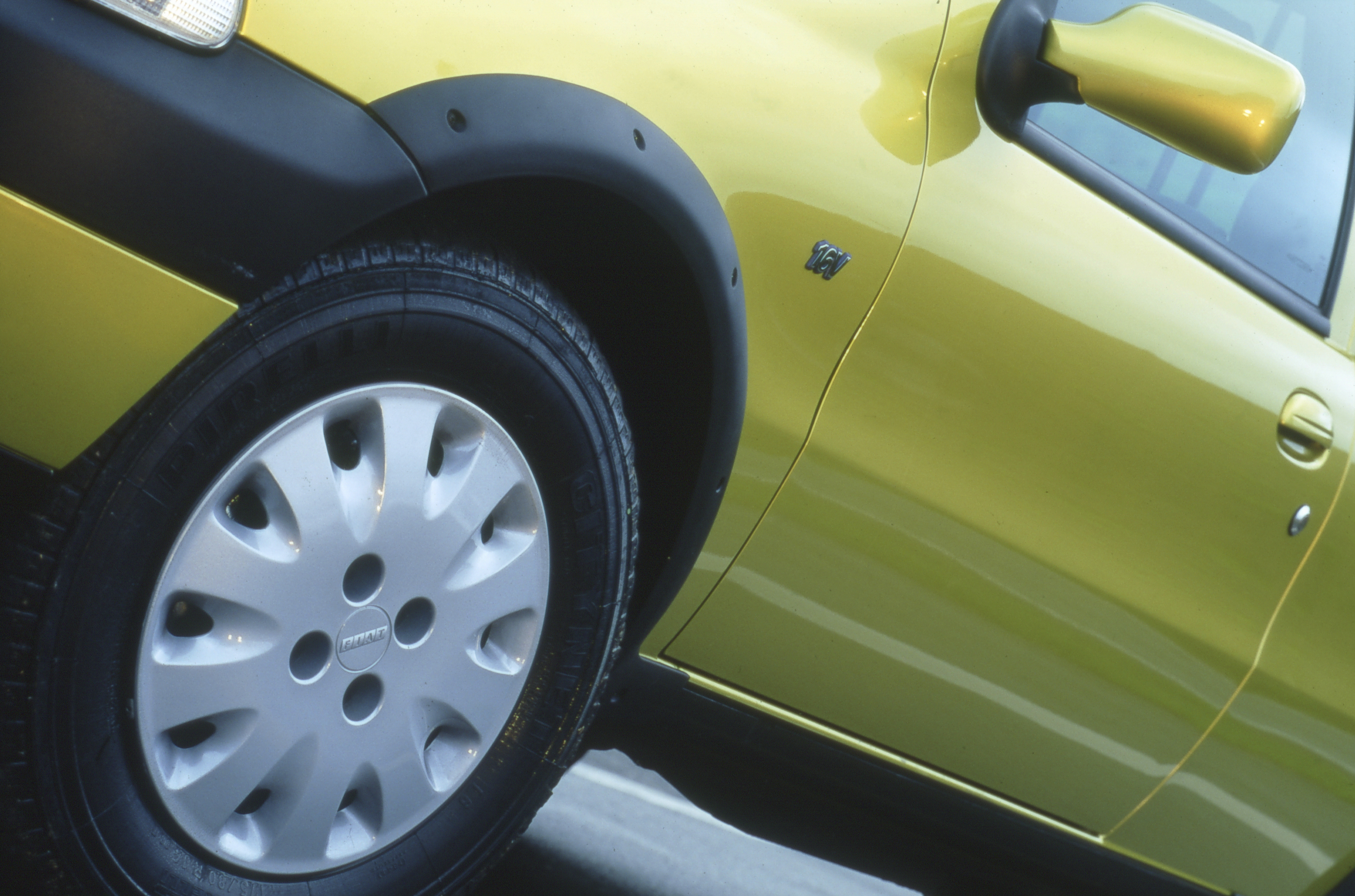 Detalhe da picape Strada LX 16v. 1998