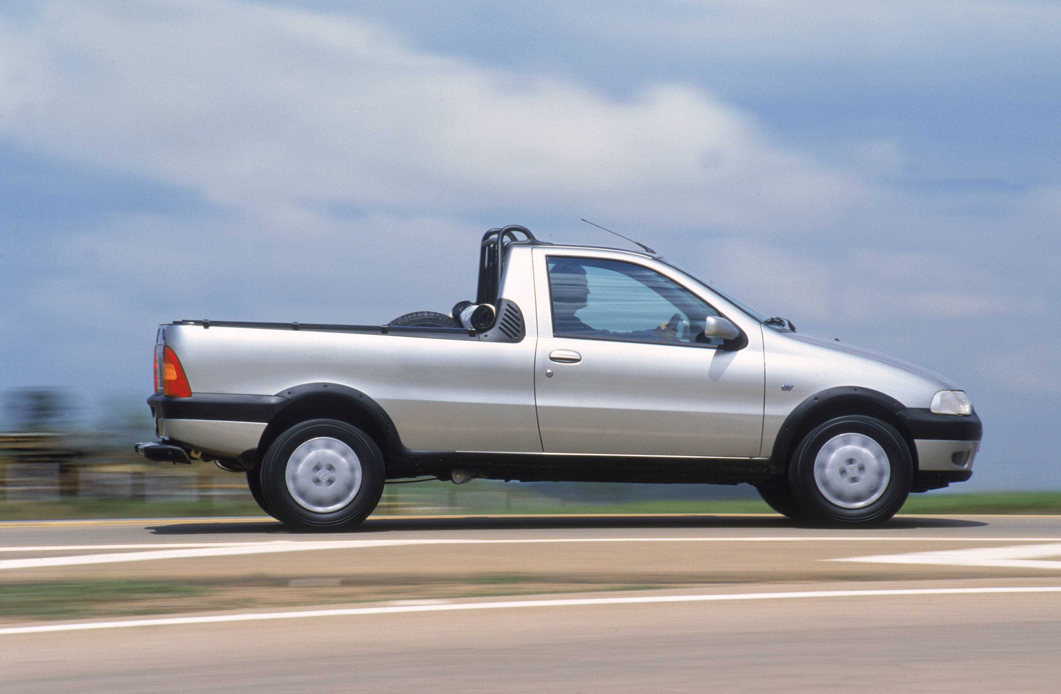 Fiat Strada LX 1.6 16V testado pela revista Quatro Rodas.