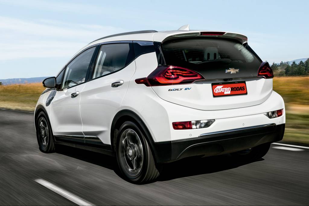 compara elétricos chevrolet bolt renault zoe nissan leaf (27) As lanternas do Bolt parecem fazer parte do vidro traseiro