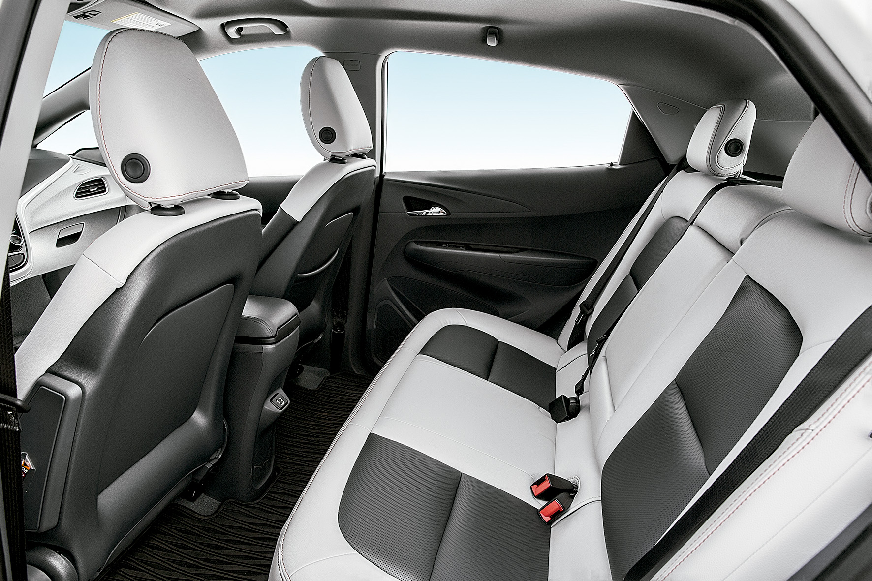 compara elétricos chevrolet bolt renault zoe nissan leaf (10)