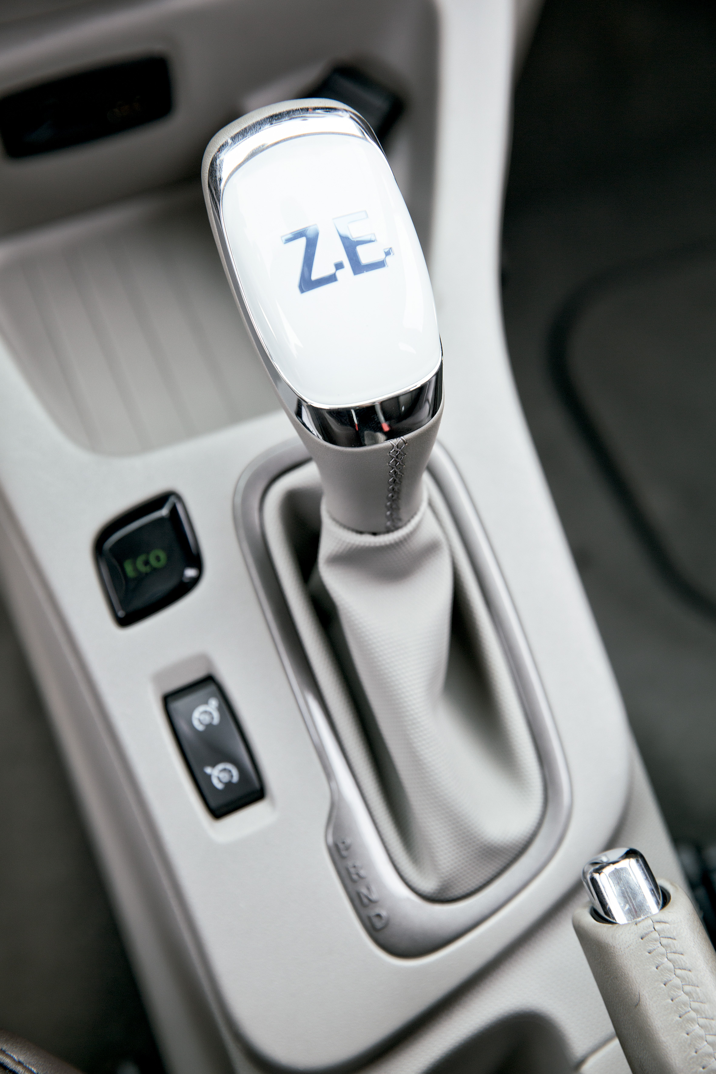 compara elétricos chevrolet bolt renault zoe nissan leaf (20)
