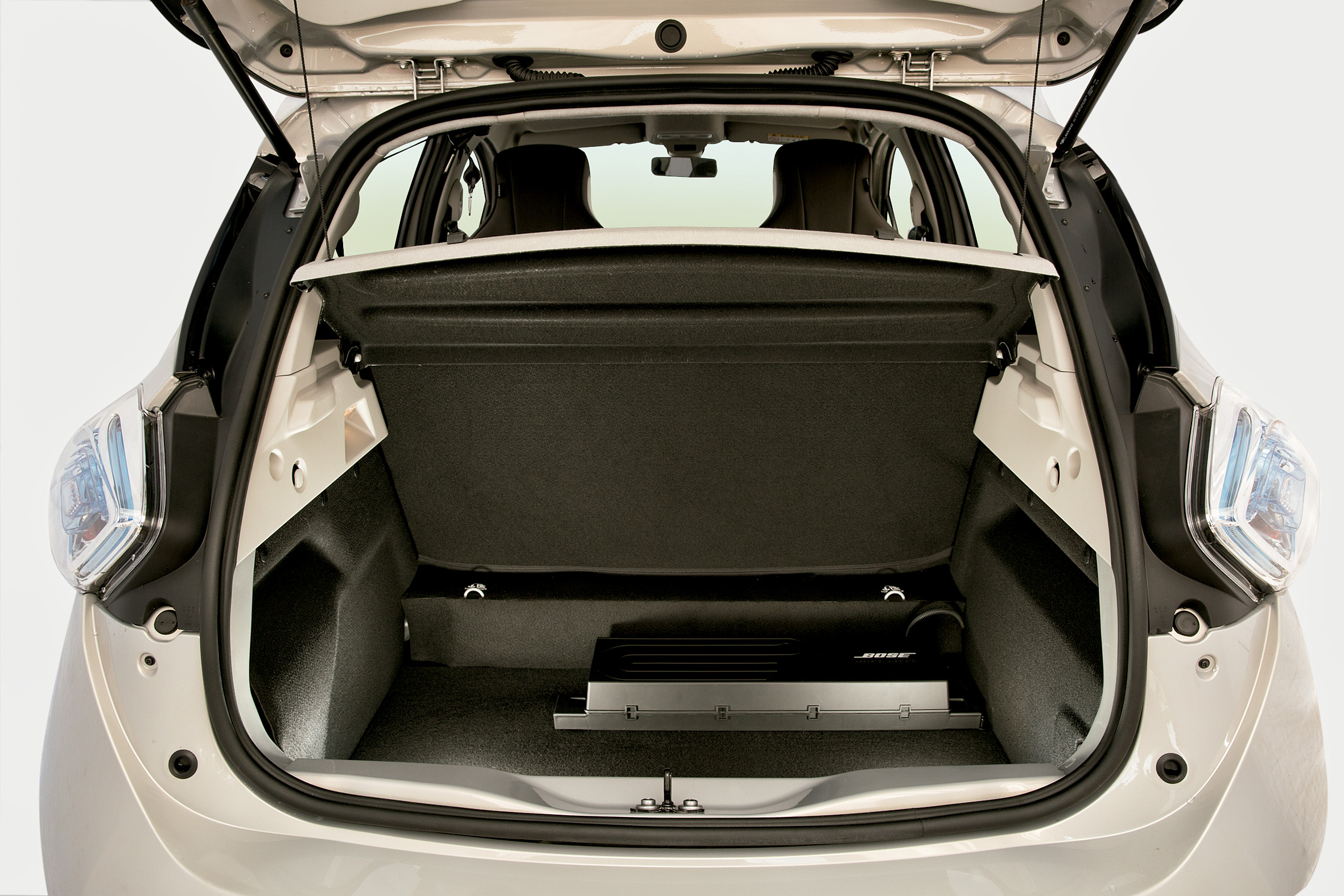 compara elétricos chevrolet bolt renault zoe nissan leaf (24)
