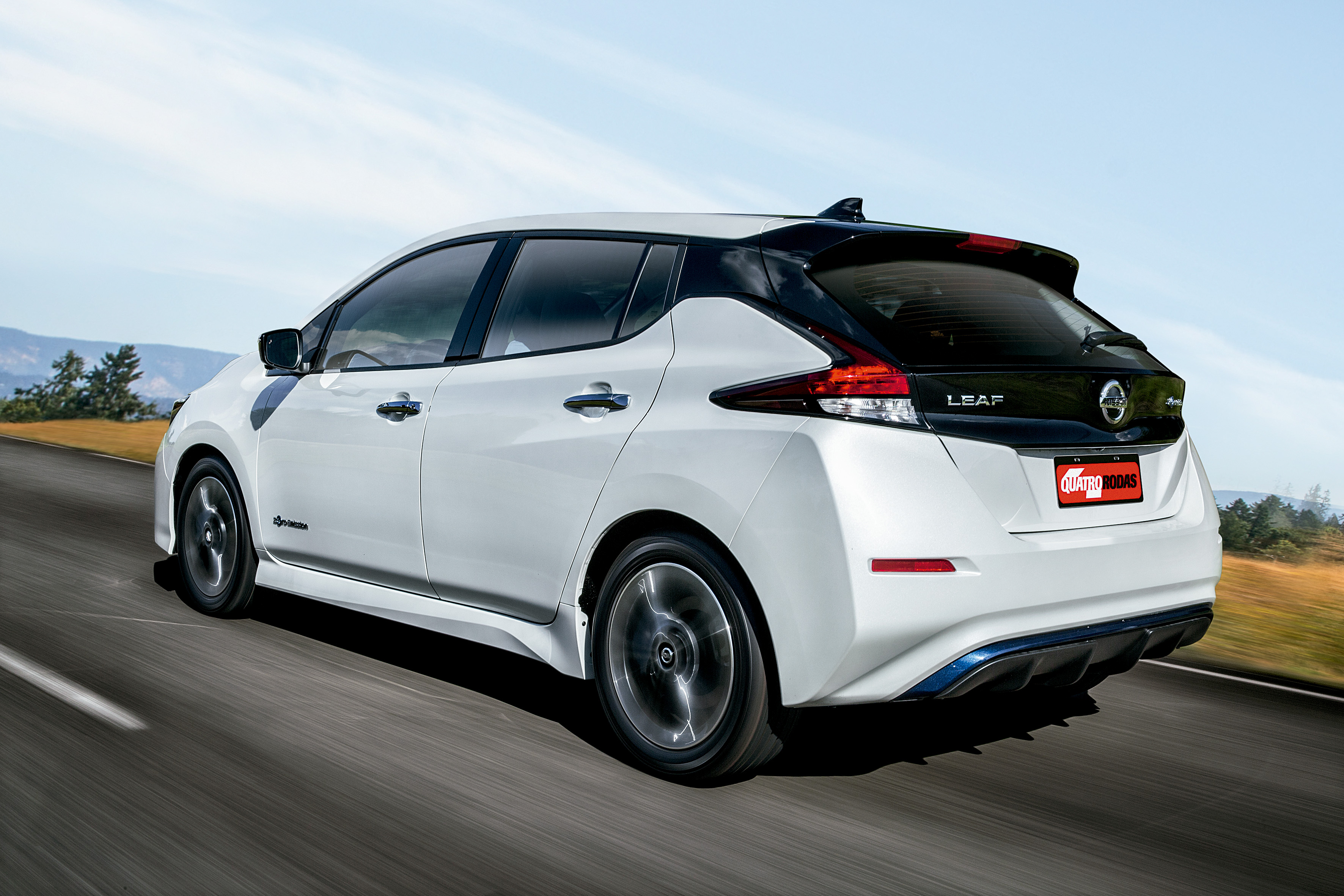 compara elétricos chevrolet bolt renault zoe nissan leaf (26)