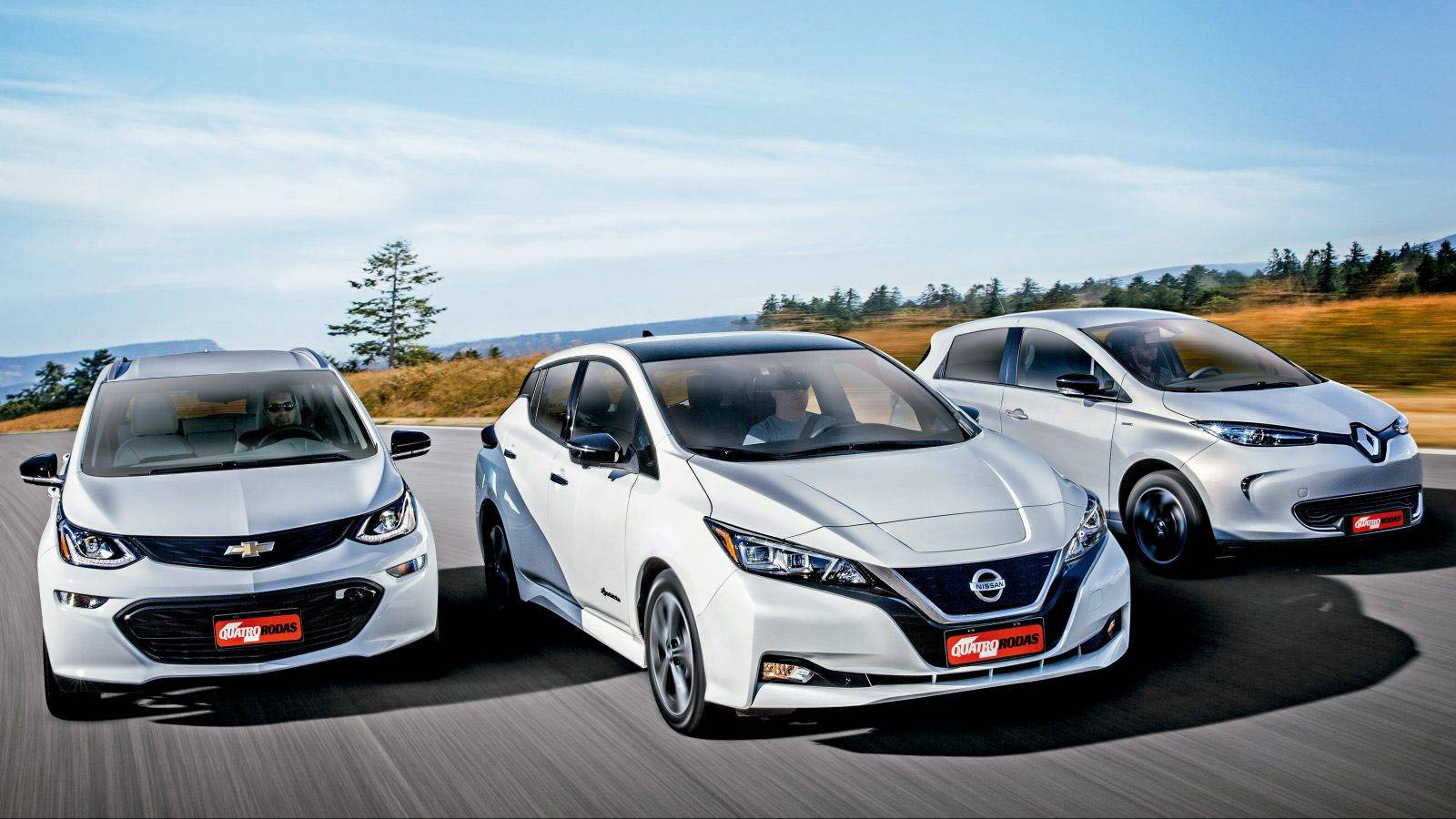 Chevrolet Bolt vs. Nissan Leaf vs. Renault Zoe 16:9 Chevrolet Bolt, Nissan Leaf e Renault Zoe elétricos vistos de frente