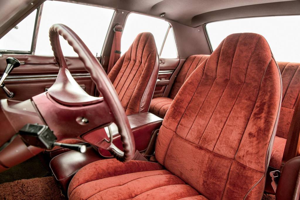 Interior do automóvel Dodge Dart Special Edition 1975, da Chrysler. Dodge Dart 1975