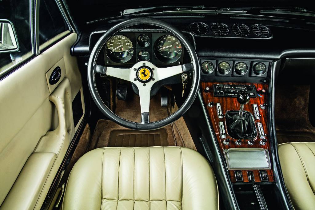 Automóvel 365 GT4 2+2, da Ferrari, 1974. Automóvel 365 GT4 2+2, da Ferrari, 1974.