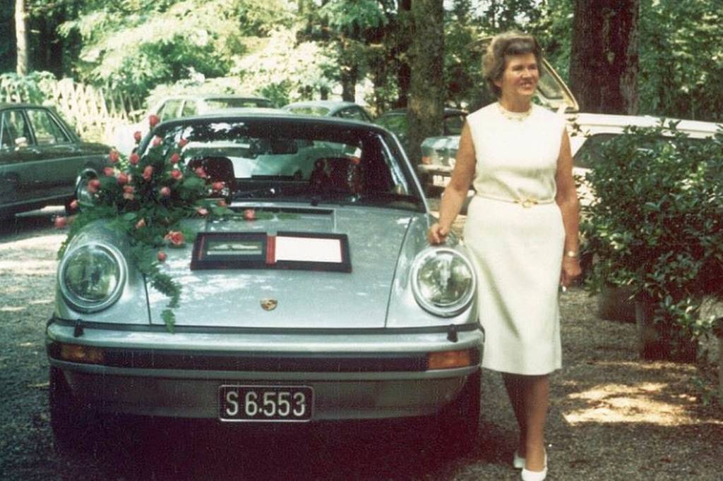 Louise ao lado do primeiro Porsche 911 Turbo
