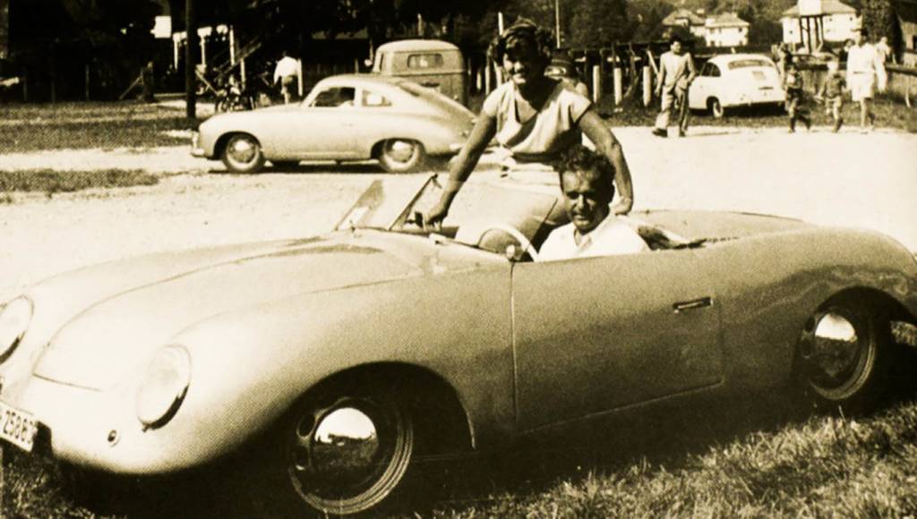 Louise e Ferry Porsche no protótipo 356.001, ainda com motor central
