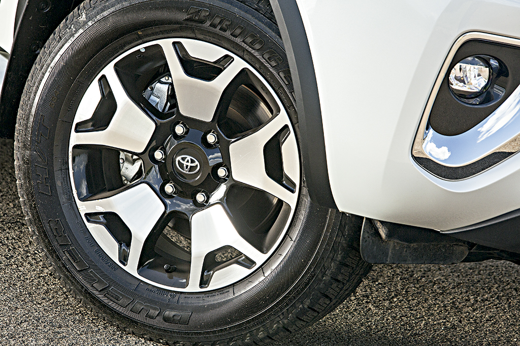 Comparativo Mitsubishi Pajero Sport x Toyota SW4 Comparativo Mitsubishi Pajero Sport x Toyota SW4