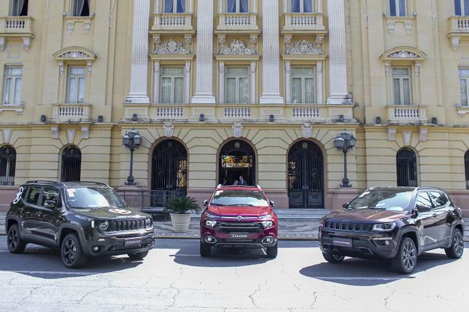 Jeep Renegade, Fiat Toro e Jeep Compass em frente ao palácio do governo de Pernambuco