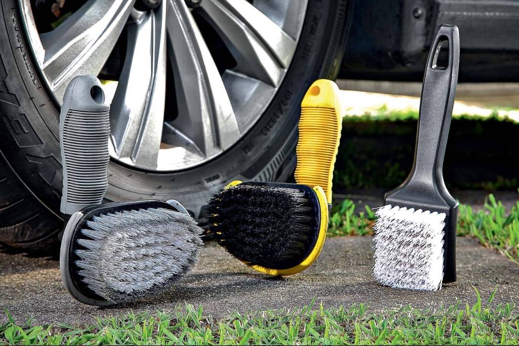 Teste do especialista: qual dessas escovas limpa melhor os pneu do carro?