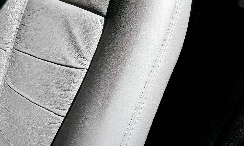 Será que dá certo usar um pano descartável para limpar o couro do carro?