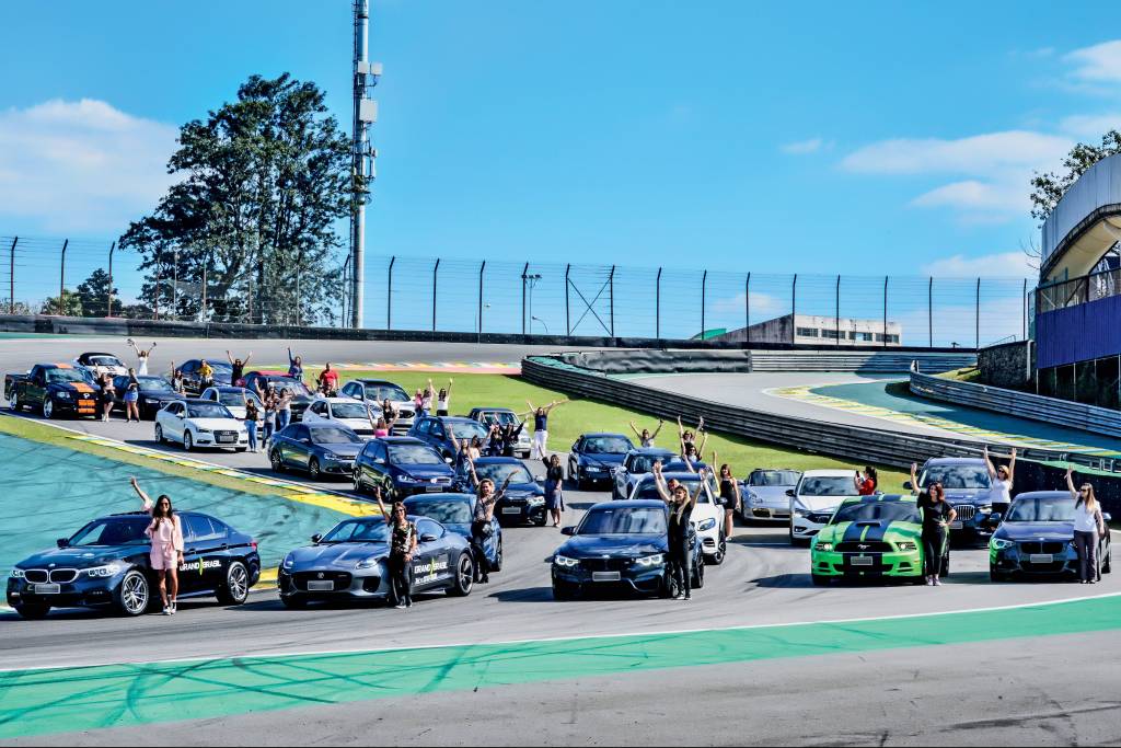 Ladies Drive: as mulheres que se reúnem na pista para acelerar supercarros