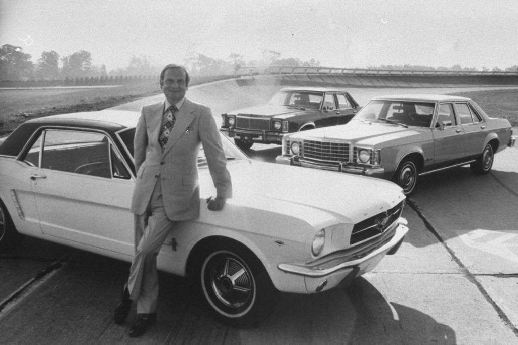 Lee Iacocca posando ao lado do Ford Mustang Lee Iacocca posando ao lado do Ford Mustang