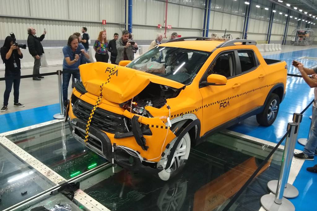 Crash-test da Fiat Toro no novo centro de segurança em Betim (MG) Crash-test da Fiat Toro no novo centro de segurança em Betim (MG)