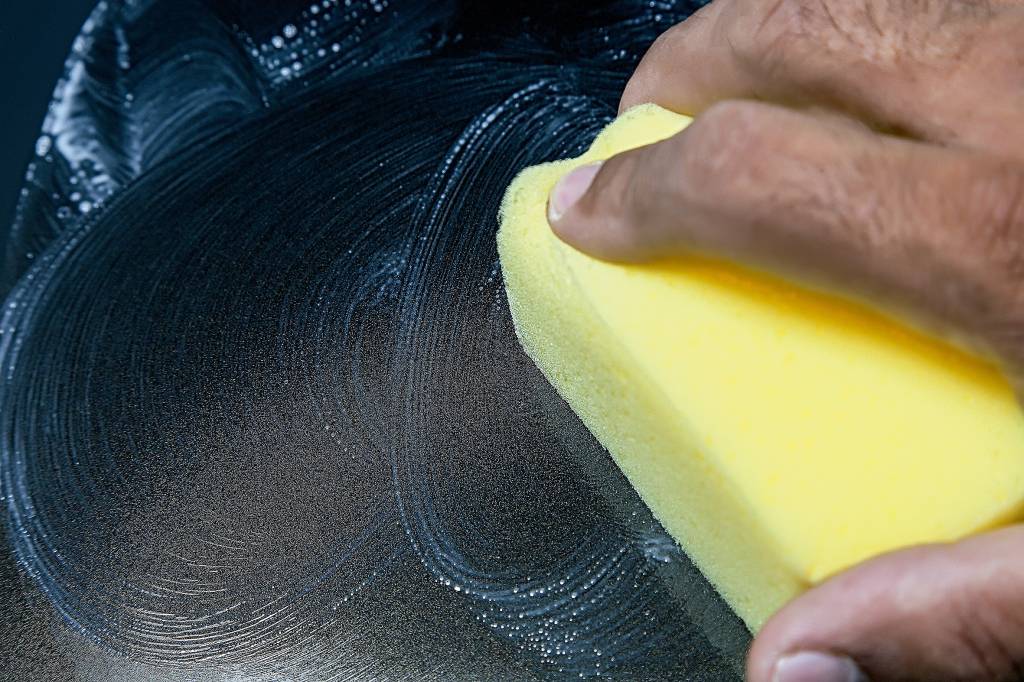 Aplicação do Dark Gloss, xampu que lava, encera e tira riscos. cera